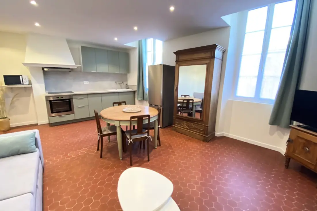 06cf : Bel Appartement Rénové Vieil Antibes