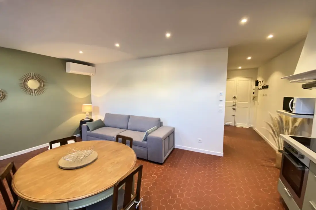 06cf : Bel Appartement Rénové Vieil Antibes