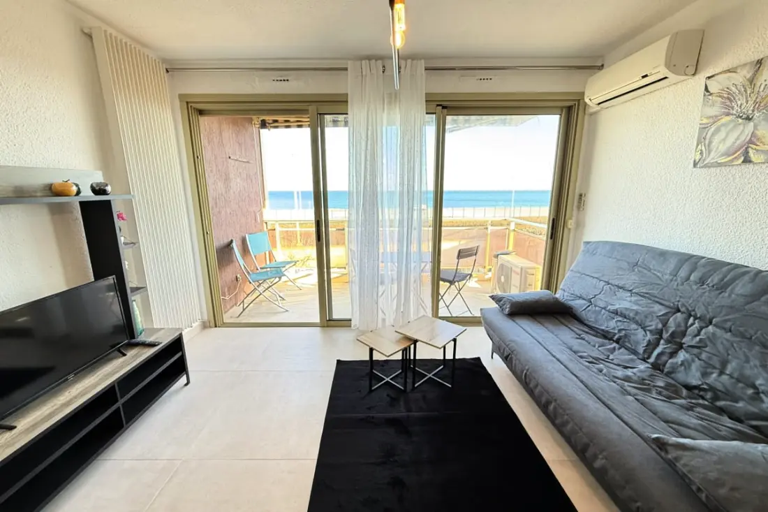 06do : Beau Studio Rénové Face à La Mer