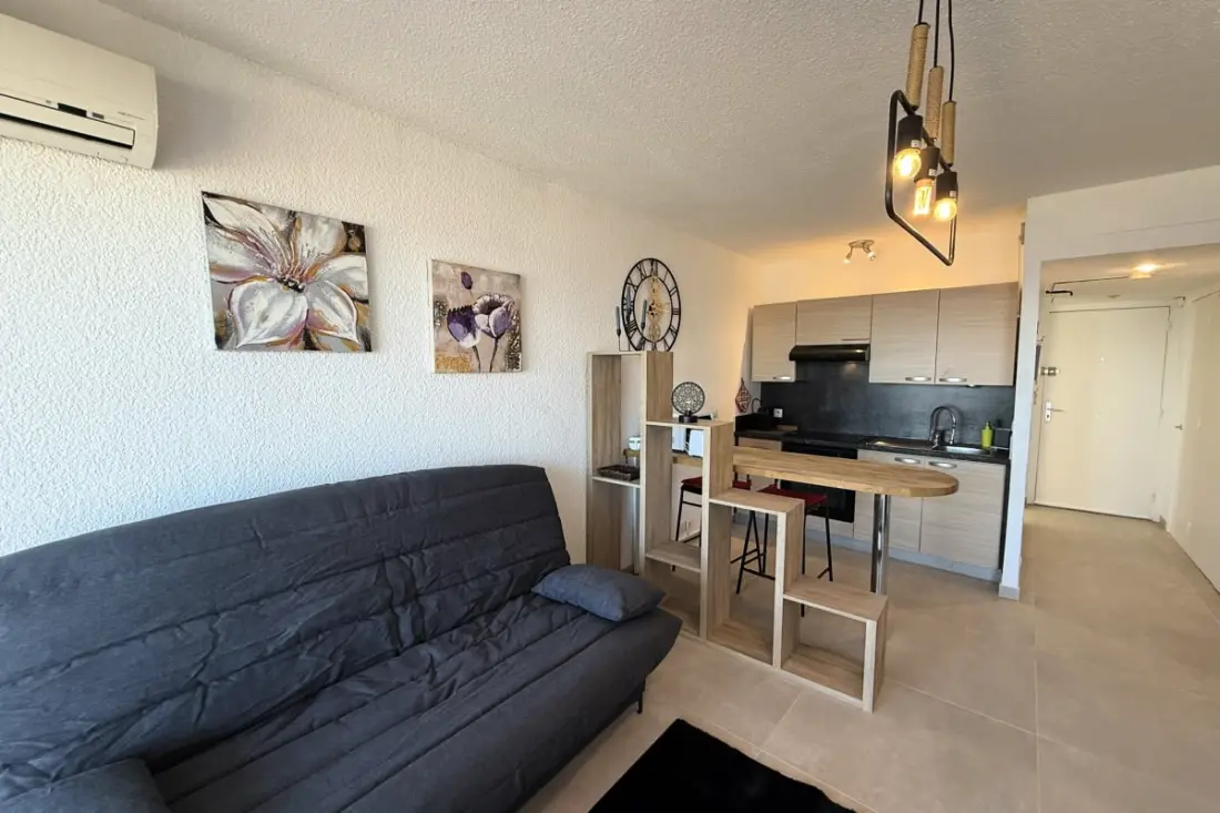 06do : Beau Studio Rénové Face à La Mer