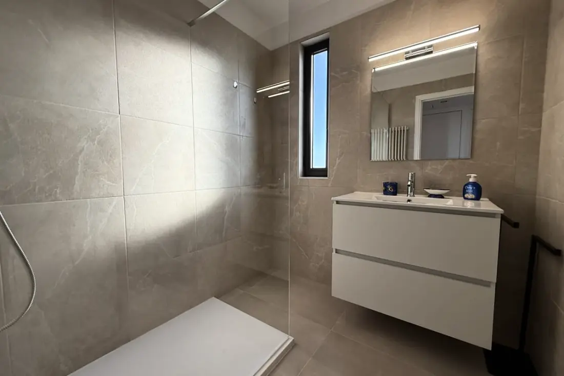 06do : Beau Studio Rénové Face à La Mer