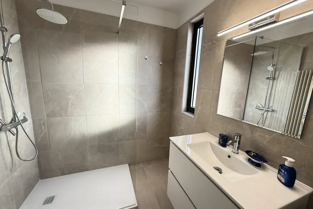 06do : Beau Studio Rénové Face à La Mer