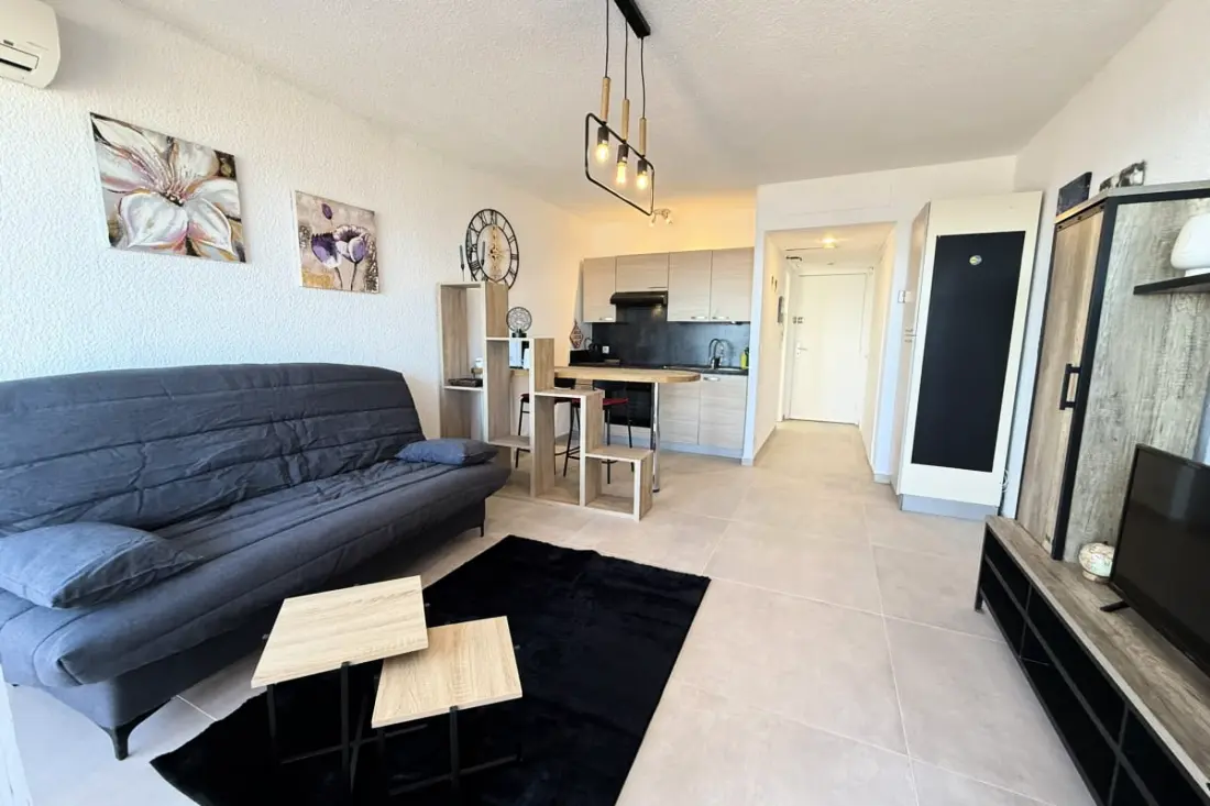 06do : Beau Studio Rénové Face à La Mer
