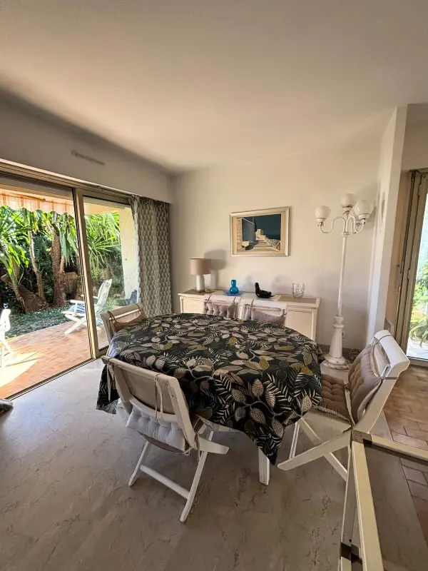 Appartement Charmant Avec Jardin à Antibes