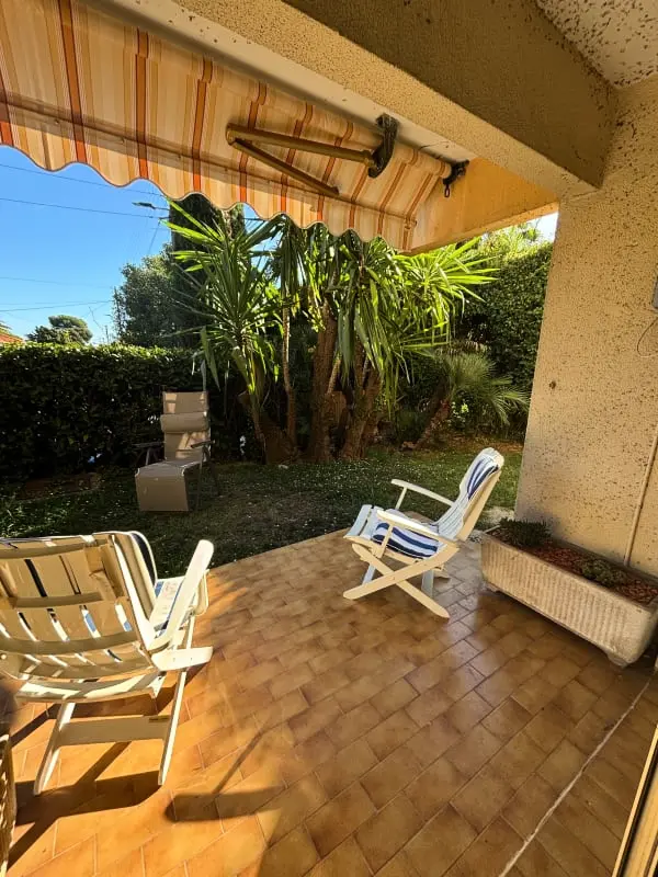 Appartement Charmant Avec Jardin à Antibes