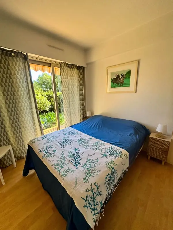 Appartement Charmant Avec Jardin à Antibes