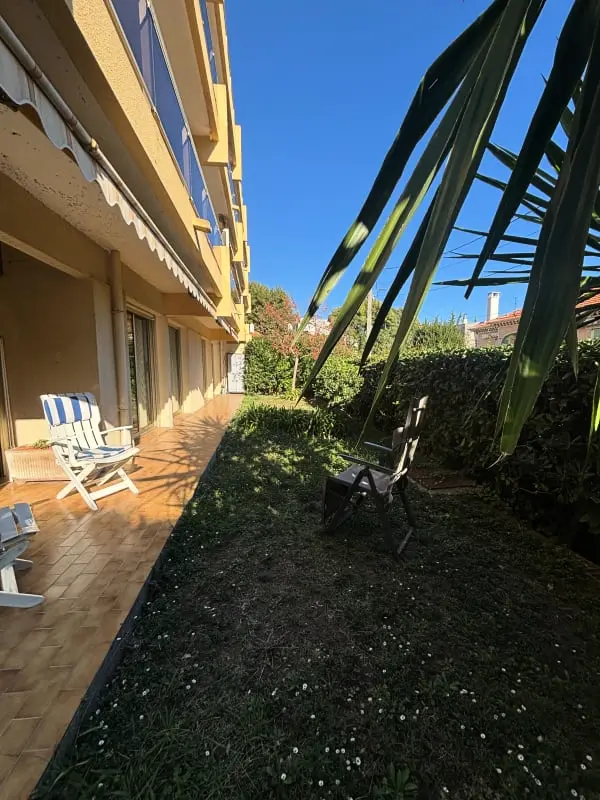 Appartement Charmant Avec Jardin à Antibes