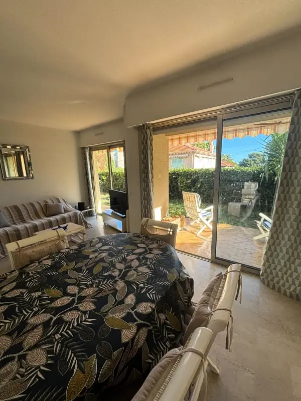 Appartement Charmant Avec Jardin à Antibes