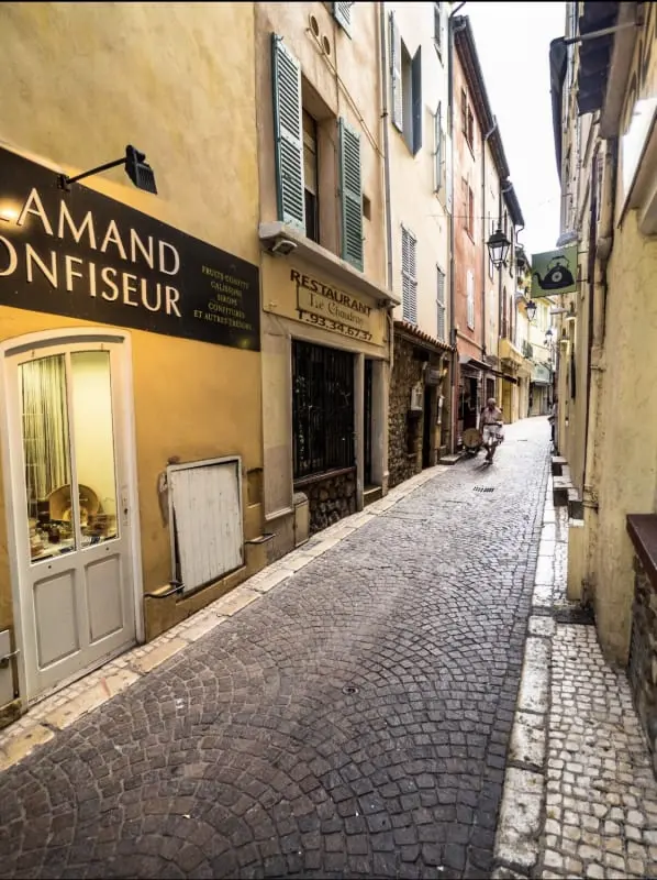 Joli Studio Climatisé - Vieil Antibes