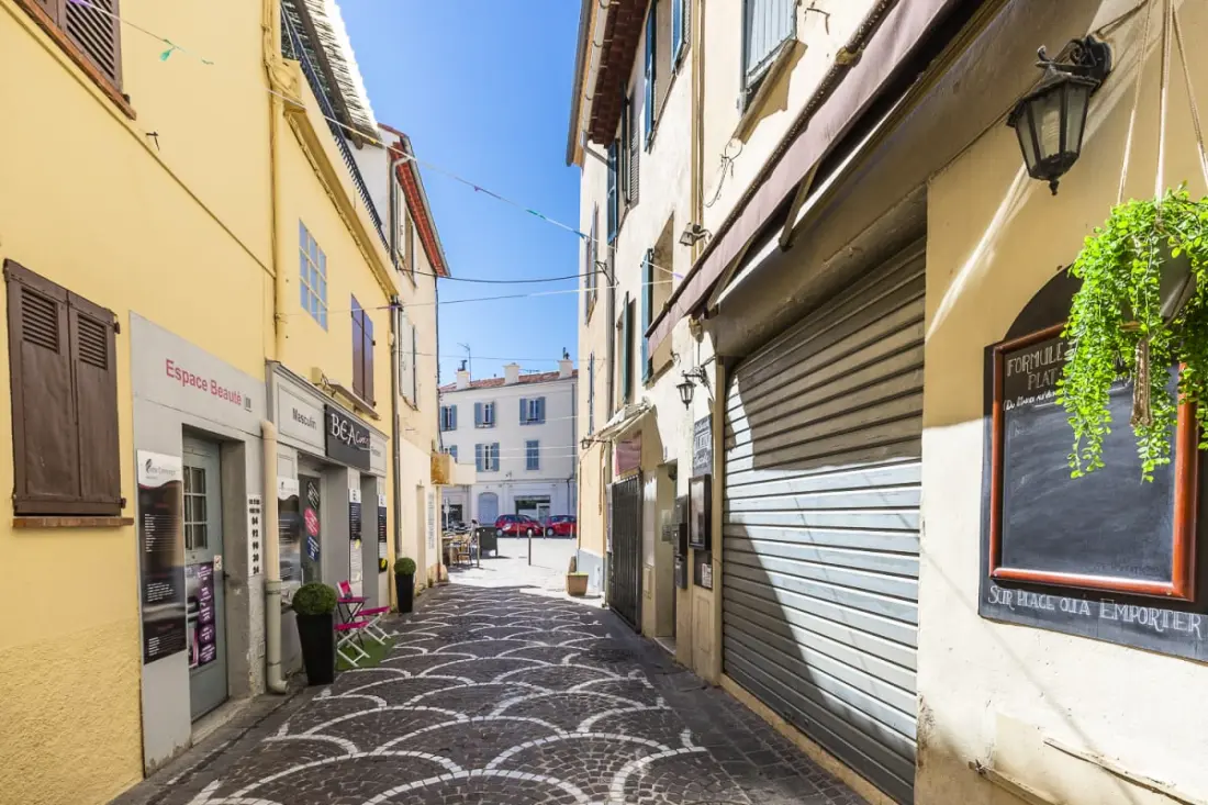 Résidence Logement Atypique Dans La Rue Fourmillière