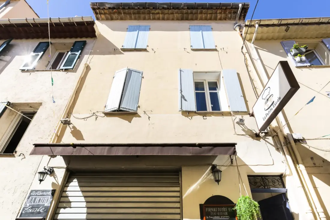 Résidence Logement Atypique Dans La Rue Fourmillière