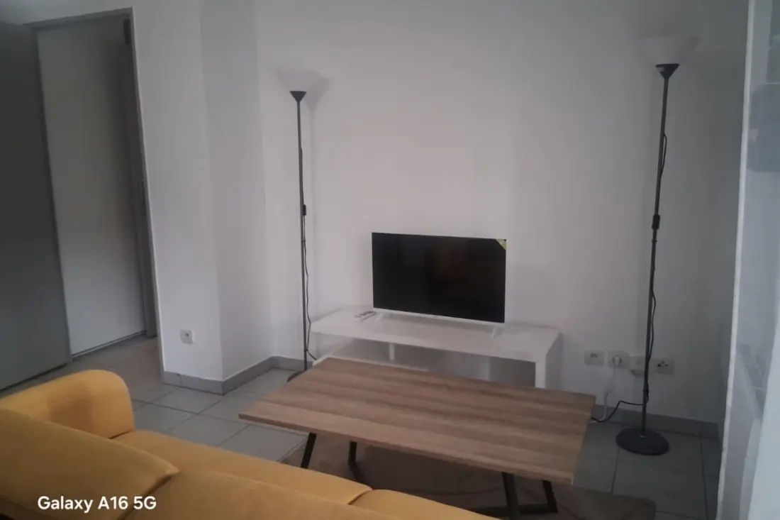 Charmant Appartement Avec Balcon à Avignon