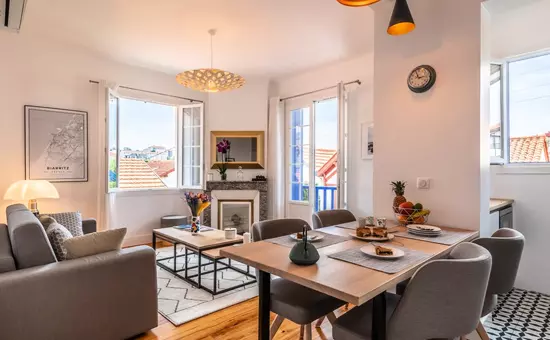 Superbe Appartement Plein De Charme Avec Balcon, 2ch, à 5min De La Plage