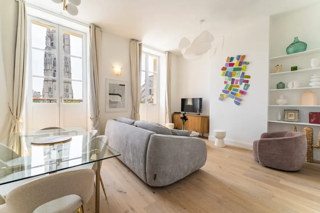 Appartement Place Pey Berland Avec Balcon Et Parking