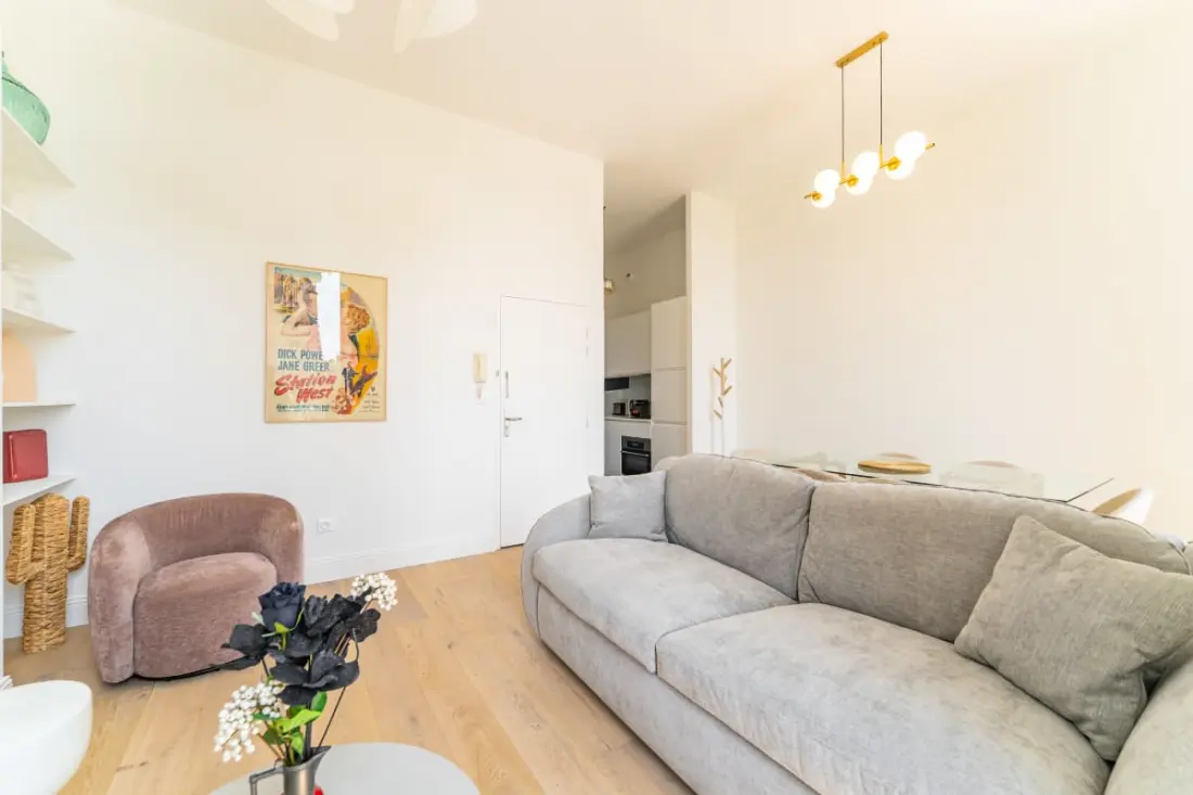 Appartement Place Pey Berland Avec Balcon Et Parking
