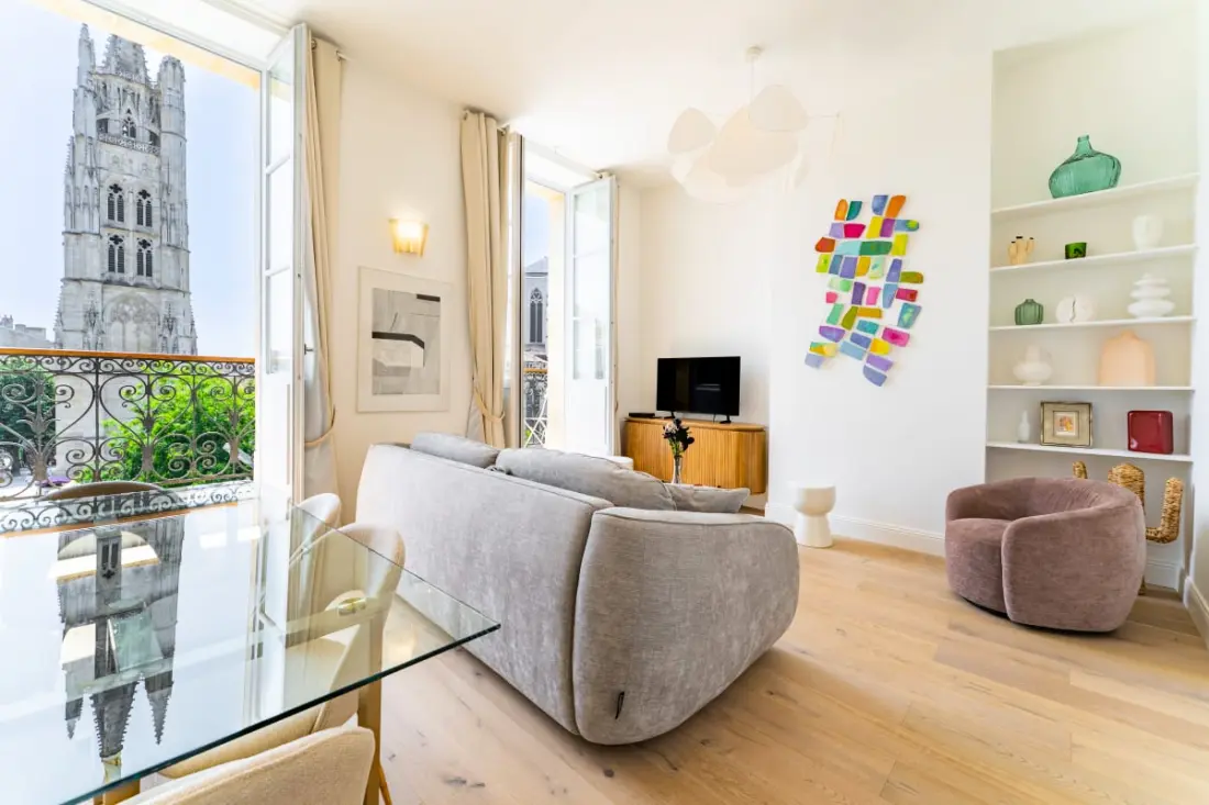 Appartement Place Pey Berland Avec Balcon Et Parking