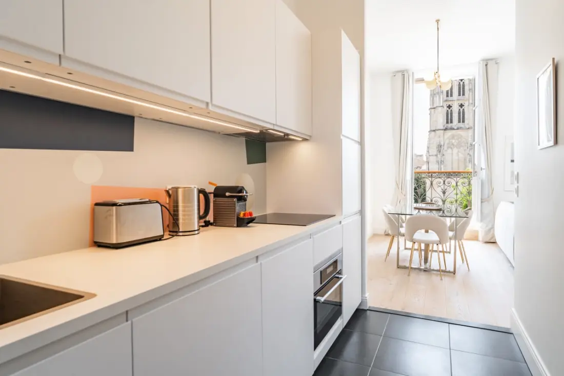 Appartement Place Pey Berland Avec Balcon Et Parking