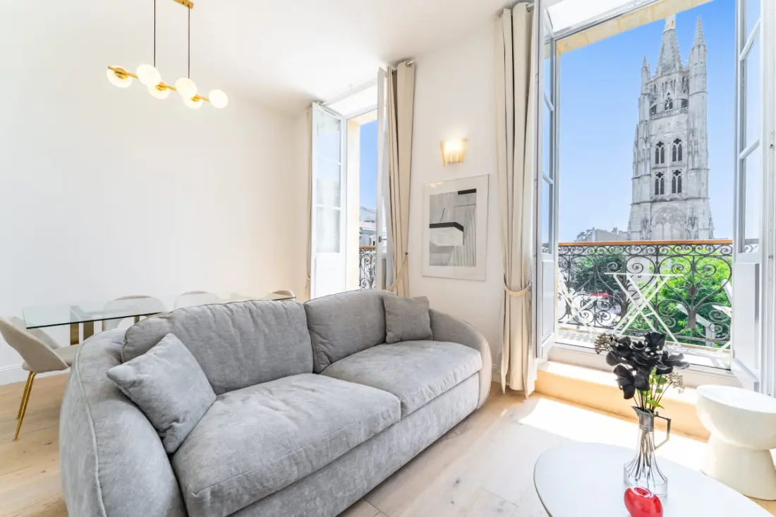 Appartement Place Pey Berland Avec Balcon Et Parking