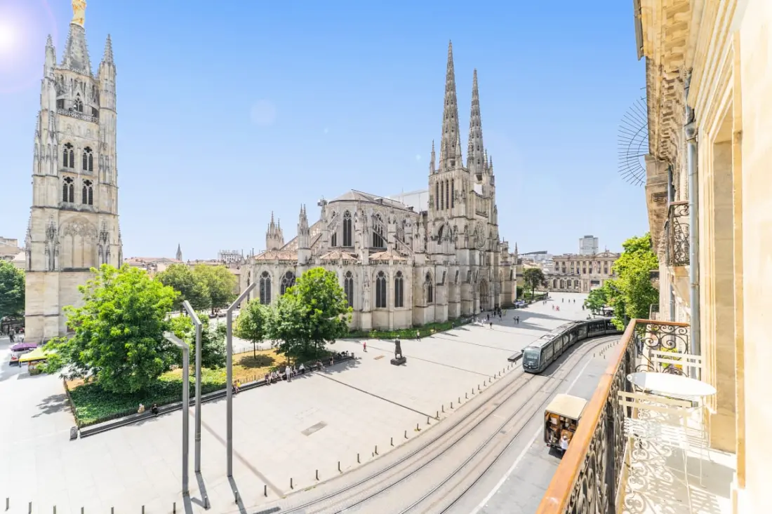 Appartement Place Pey Berland Avec Balcon Et Parking
