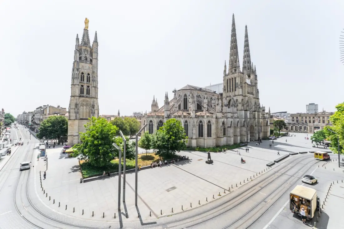 Appartement Place Pey Berland Avec Balcon Et Parking