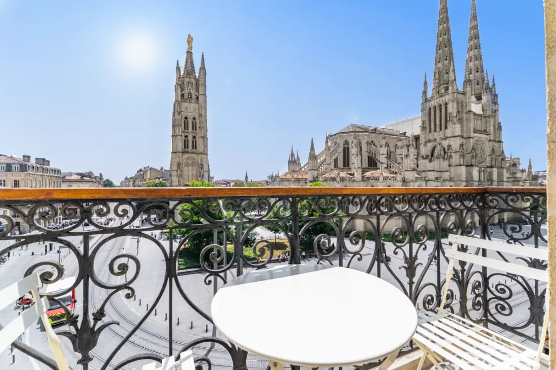 Appartement Place Pey Berland Avec Balcon Et Parking