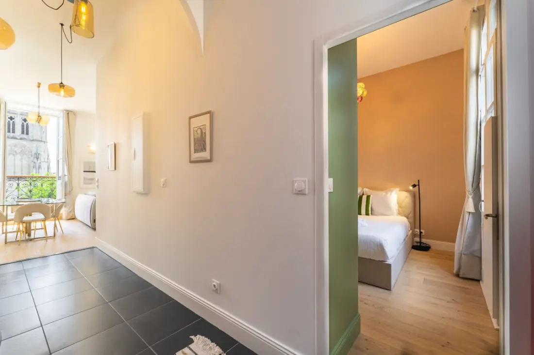Appartement Place Pey Berland Avec Balcon Et Parking
