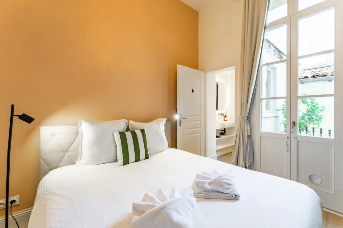 Appartement Place Pey Berland Avec Balcon Et Parking