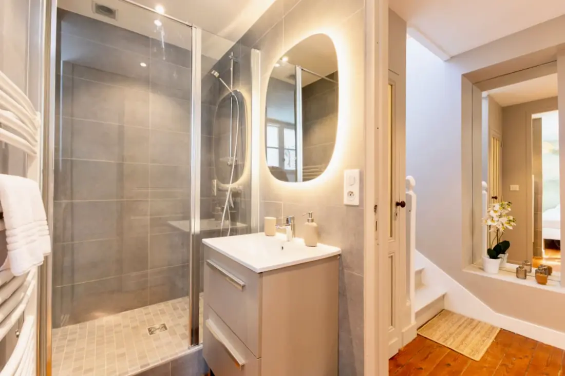 Duplex De Charme Avec 2 Chambres, Climatisation Et Parking En Centre-ville