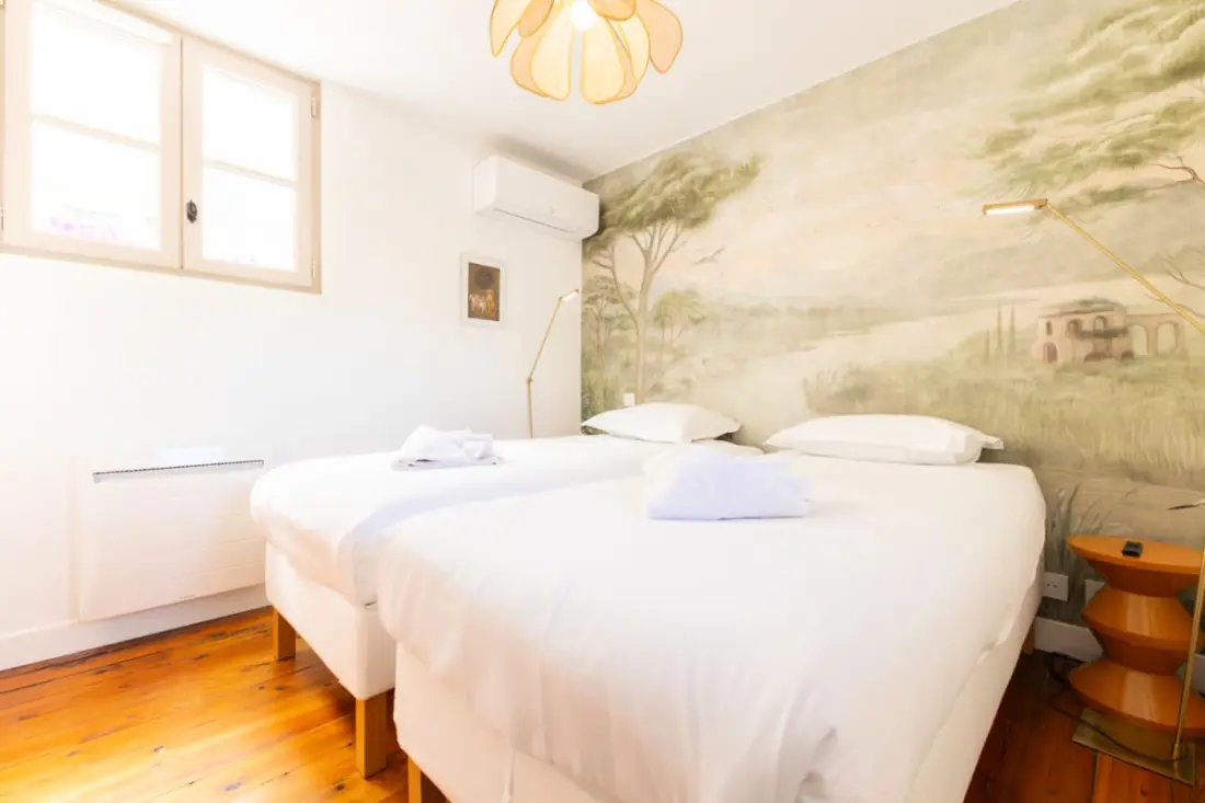 Duplex De Charme Avec 2 Chambres, Climatisation Et Parking En Centre-ville