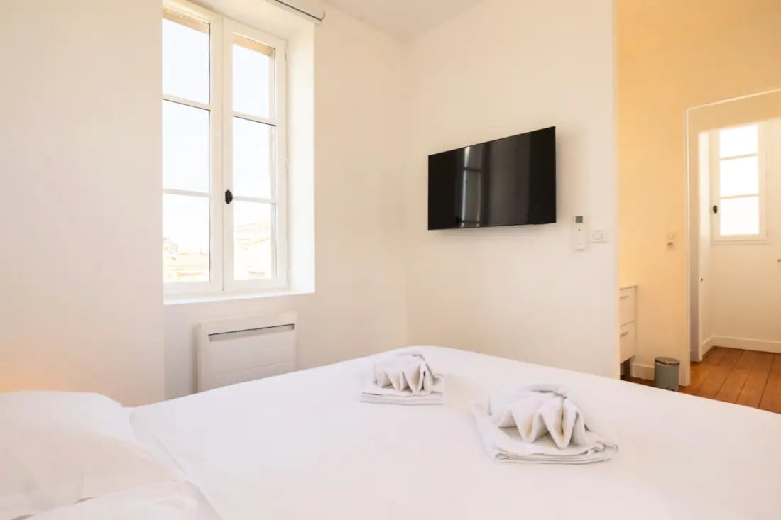 Duplex De Charme Avec 2 Chambres, Climatisation Et Parking En Centre-ville