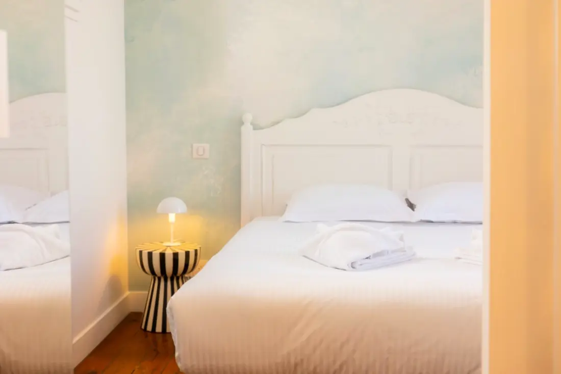 Duplex De Charme Avec 2 Chambres, Climatisation Et Parking En Centre-ville