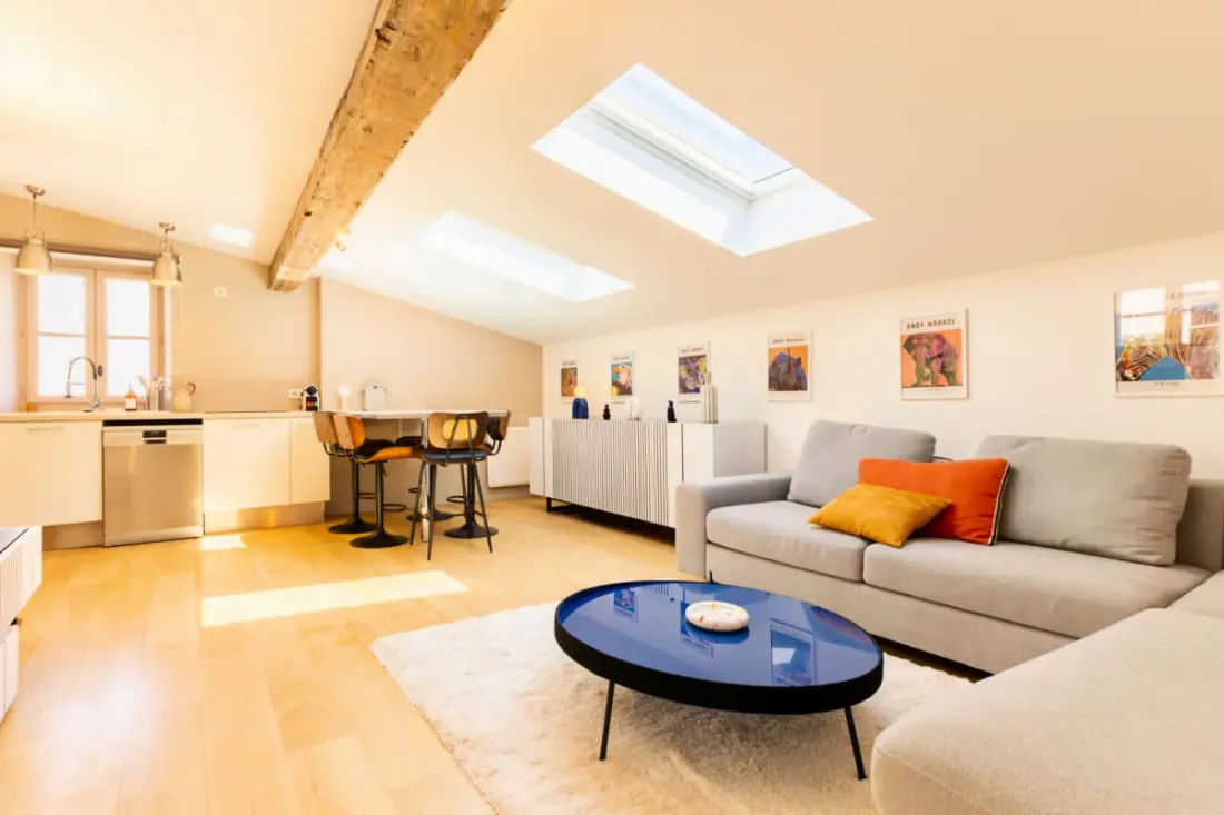 Duplex De Charme Avec 2 Chambres, Climatisation Et Parking En Centre-ville