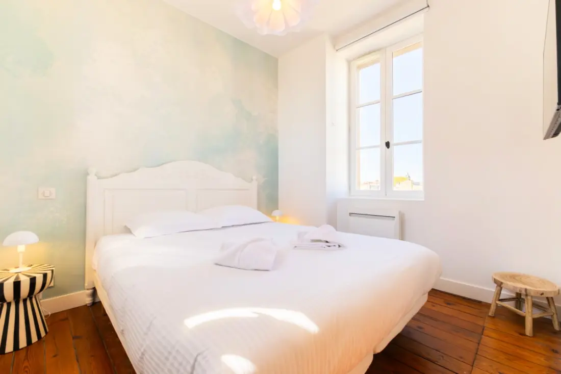 Duplex De Charme Avec 2 Chambres, Climatisation Et Parking En Centre-ville
