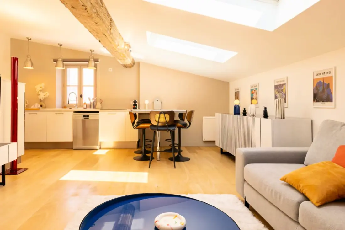 Duplex De Charme Avec 2 Chambres, Climatisation Et Parking En Centre-ville