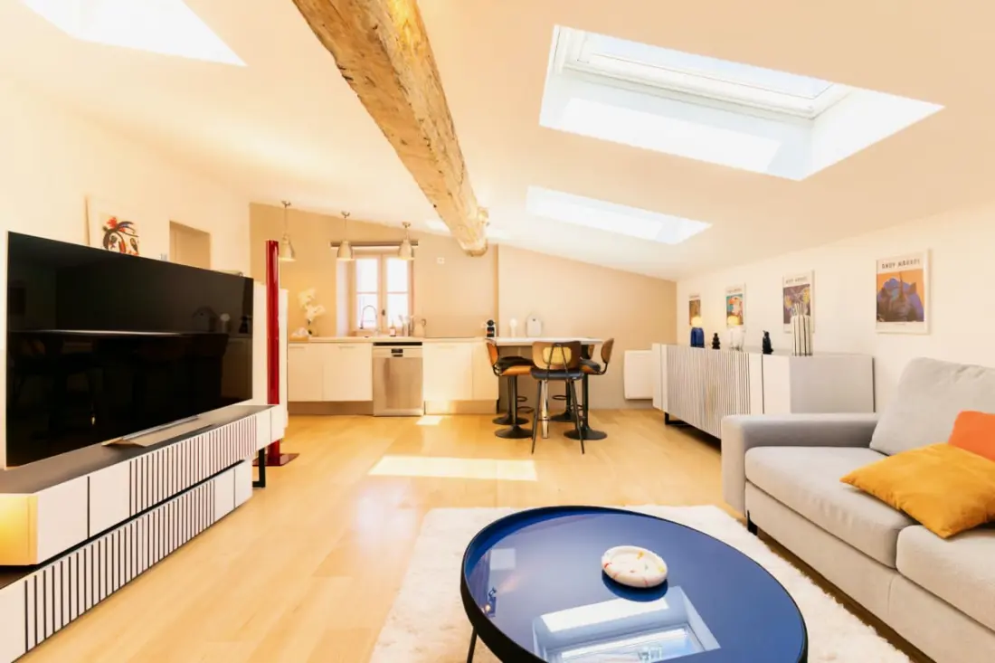 Duplex De Charme Avec 2 Chambres, Climatisation Et Parking En Centre-ville
