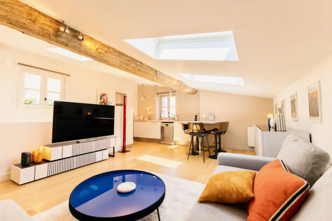 Duplex De Charme Avec 2 Chambres, Climatisation Et Parking En Centre-ville