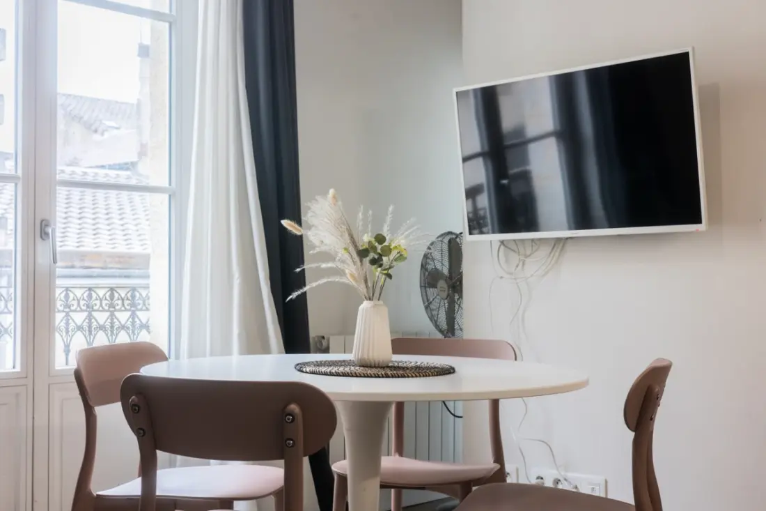 Appartement Avec Cachet En Duplex De 2 Chambres Situé Vers La Gare St-jean