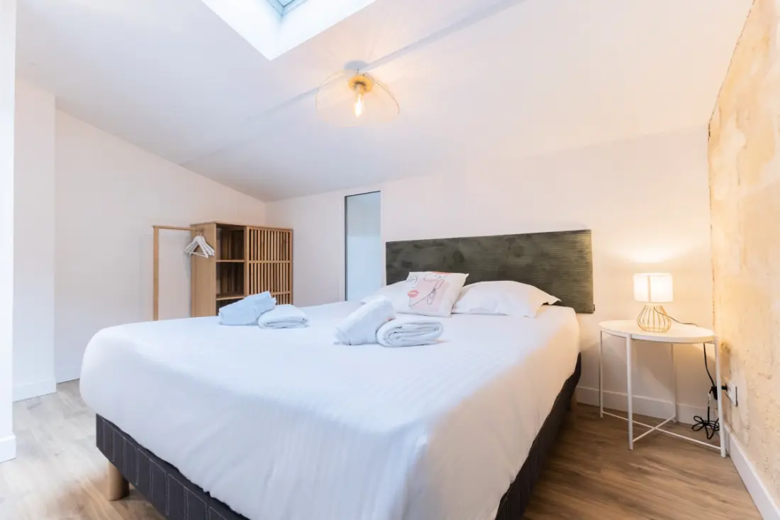 Appartement Avec Cachet En Duplex De 2 Chambres Situé Vers La Gare St-jean