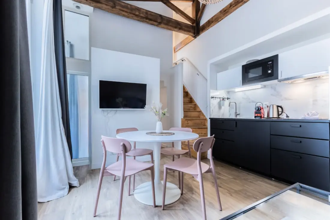 Appartement Avec Cachet En Duplex De 2 Chambres Situé Vers La Gare St-jean
