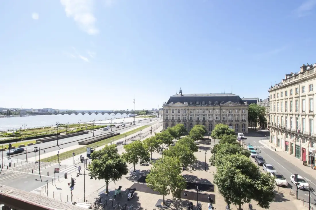 Appartement Prestations Haut Standing Avec Vue Sur La Place De La Bourse