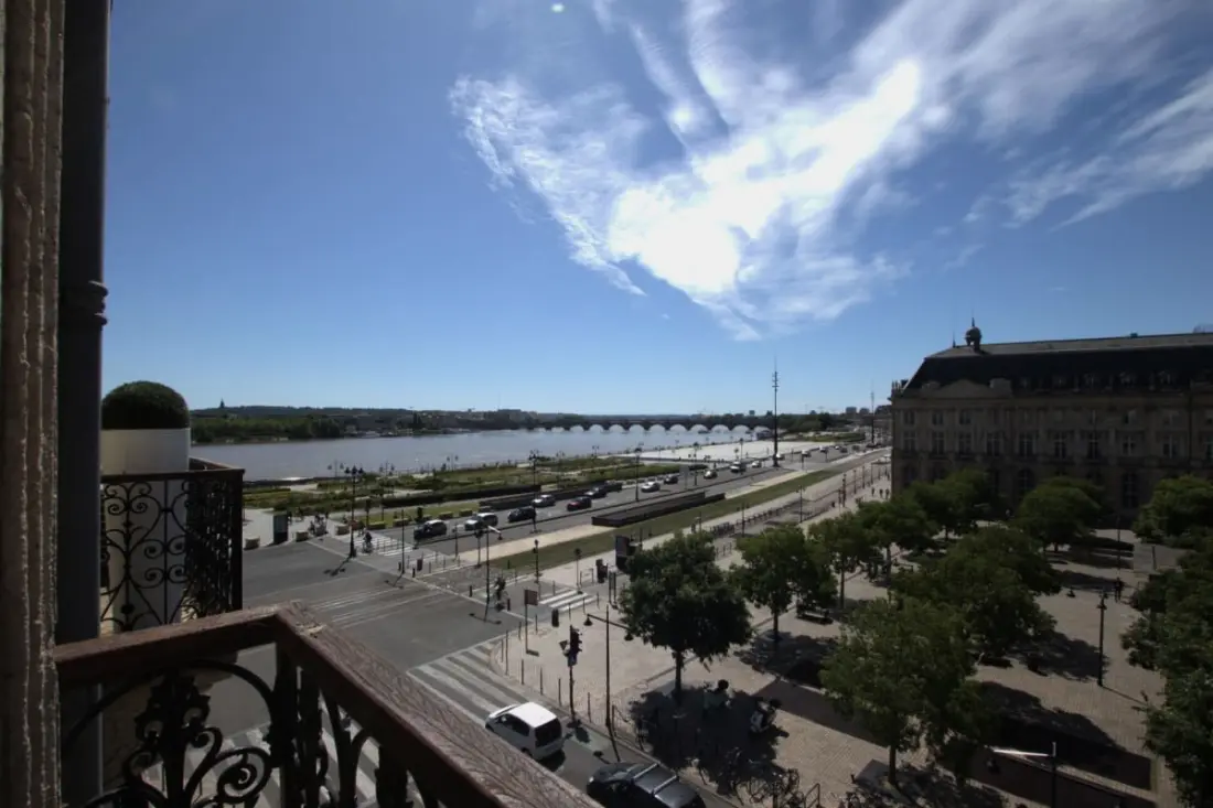 Appartement Prestations Haut Standing Avec Vue Sur La Place De La Bourse