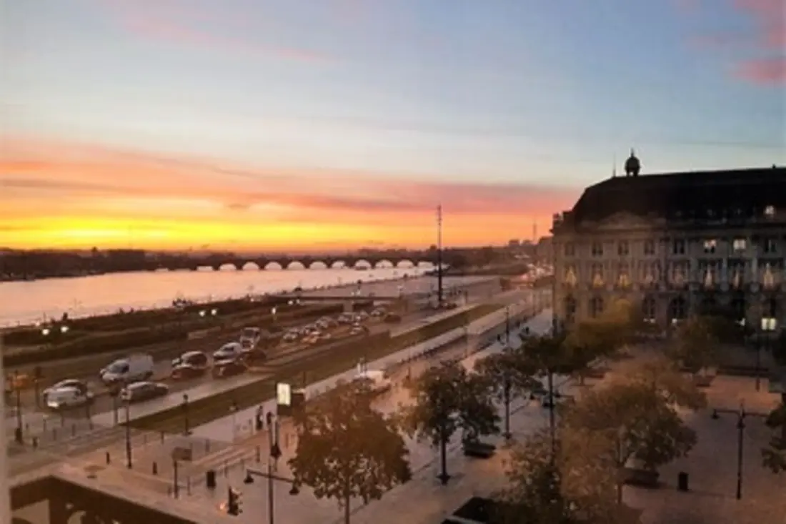 Appartement Prestations Haut Standing Avec Vue Sur La Place De La Bourse