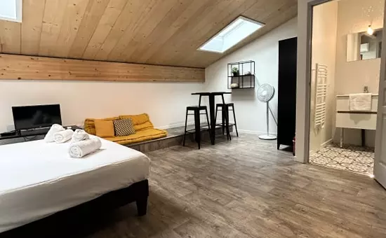 Appartement Rénové Avec Belle Pierre Et Climatisation Pour 2 Personnes