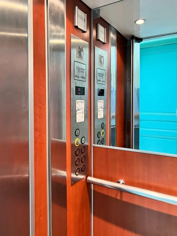 Bel Appartement Dans Un Immeuble Historique Proche Des Allées De Tourny