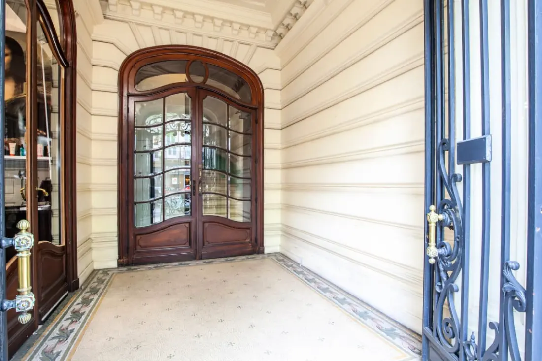 Bel Appartement Dans Un Immeuble Historique Proche Des Allées De Tourny