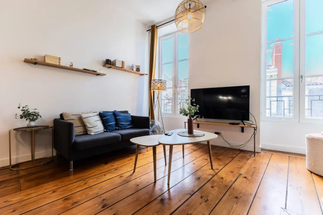 Charmant Et Rayonnant Appartement De 55 M² Situé Dans Le Coeur De Bordeaux