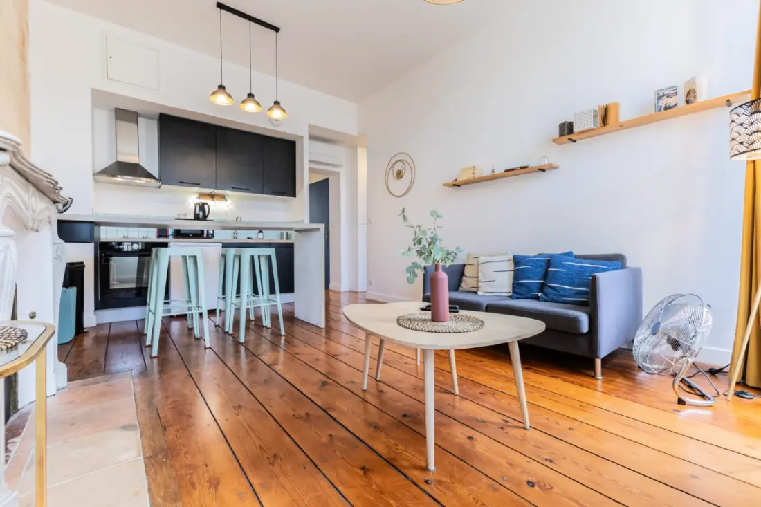 Charmant Et Rayonnant Appartement De 55 M² Situé Dans Le Coeur De Bordeaux