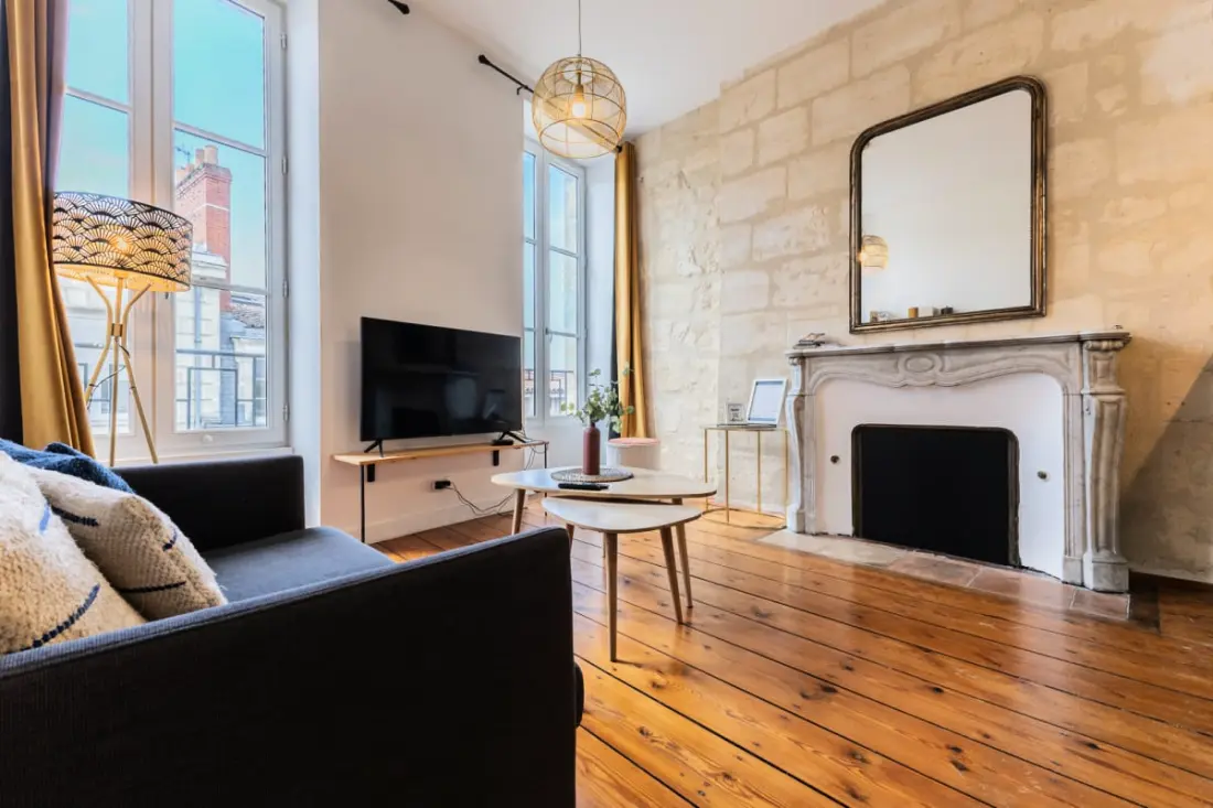 Charmant Et Rayonnant Appartement De 55 M² Situé Dans Le Coeur De Bordeaux