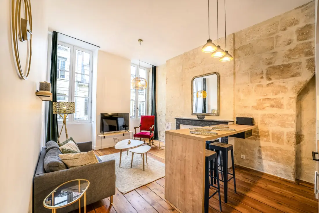 Charmant Et Rayonnant Appartement De 55 M² Situé Dans Le Coeur De Bordeaux