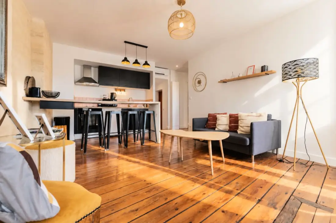 Charmant Et Rayonnant Appartement De 55 M² Situé Dans Le Coeur De Bordeaux